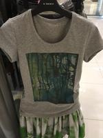 2016新款江南 圣迪奥女装夏雨后绿林印花灰色短袖T恤是5280153_250x250.jpg