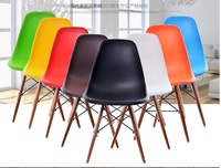 包邮 休闲洽谈桌椅餐椅 简约时尚实木塑料椅 创意Eames伊姆斯椅子_250x250.jpg