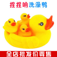 婴儿洗澡玩具戏水小黄鸭宝宝游水捏捏叫小鸭子婴儿洗澡鸭4只装_250x250.jpg