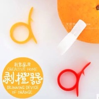 开橙器 剥橙器 创意塑料手指环套 吃橙桔子薄皮器 厨房工具_250x250.jpg